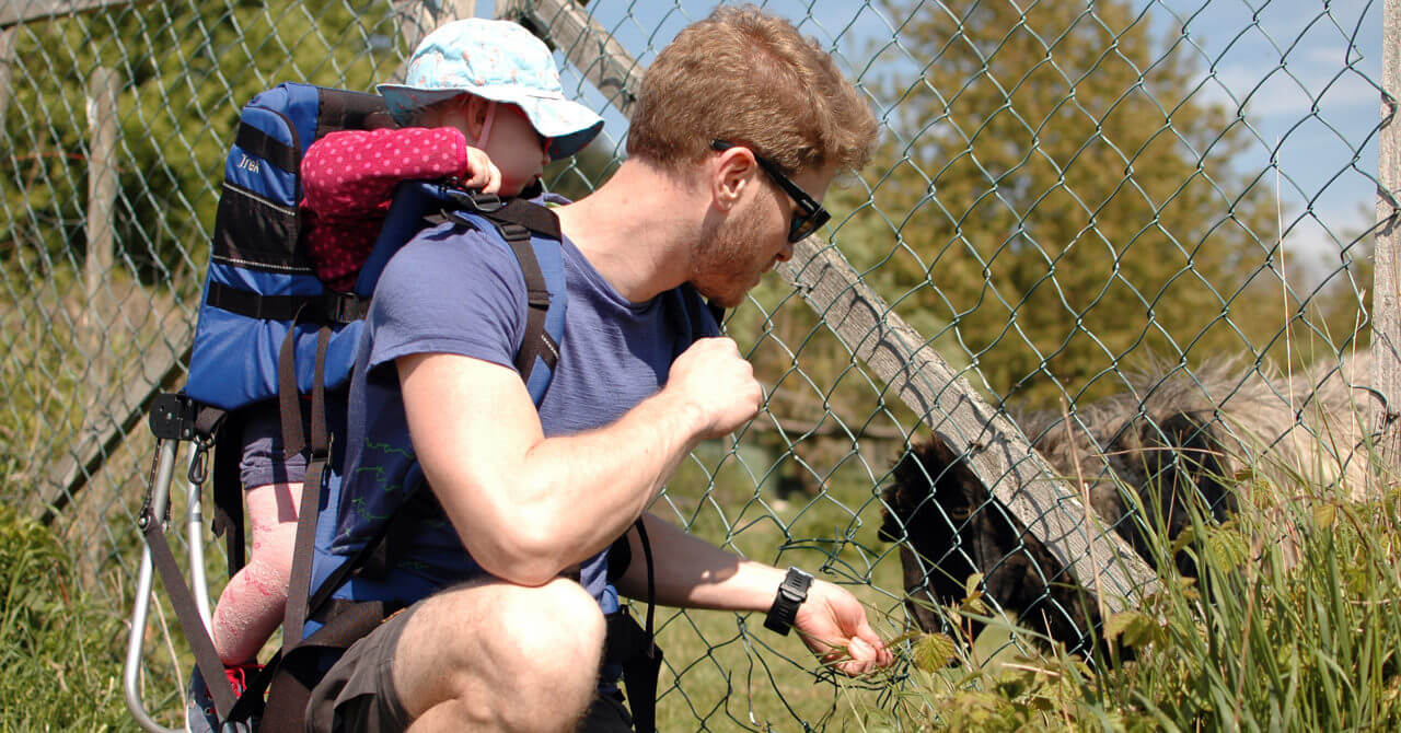 Am Wegesrand finden Kinder immer etwas Spannendes